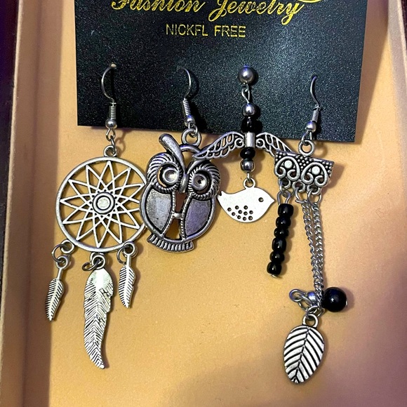 Jewelry - 4 piece earring.
